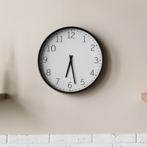 Pourquoi l&rsquo;horloge murale reste un objet utile dans la maison