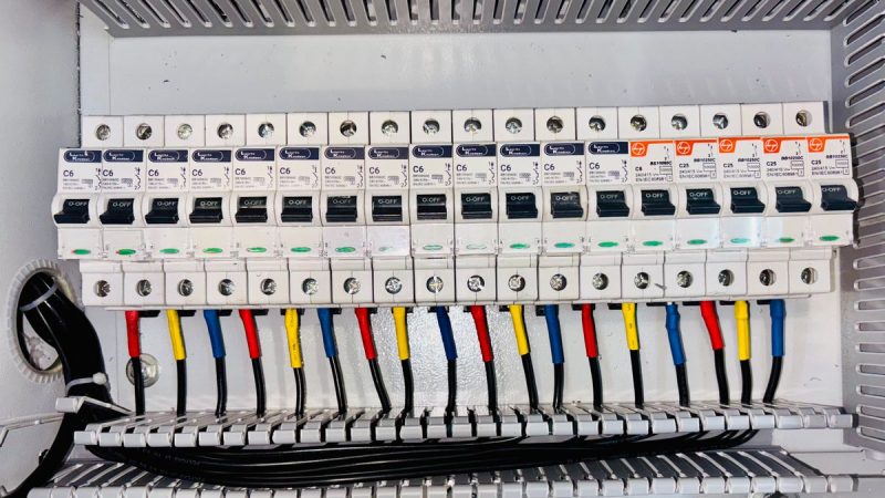 Rénovation d&rsquo;une pièce : pourquoi l&rsquo;électricité doit se décider avant la peinture