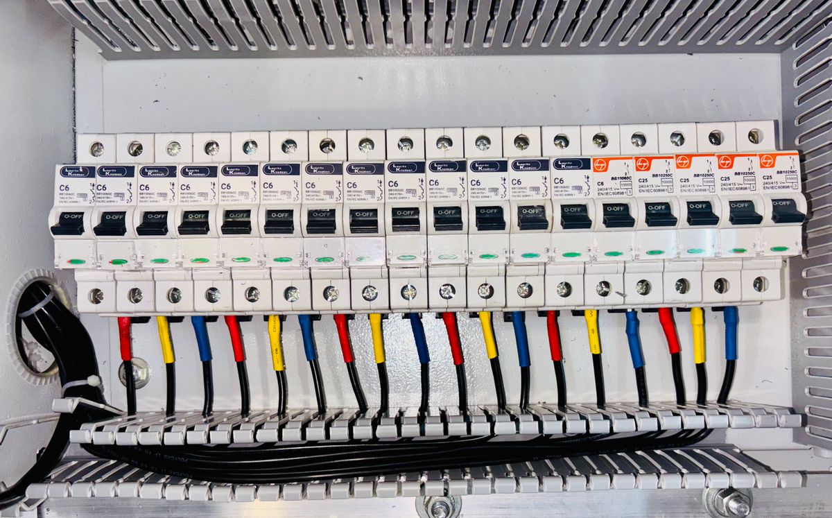 Rénovation d&rsquo;une pièce : pourquoi l&rsquo;électricité doit se décider avant la peinture